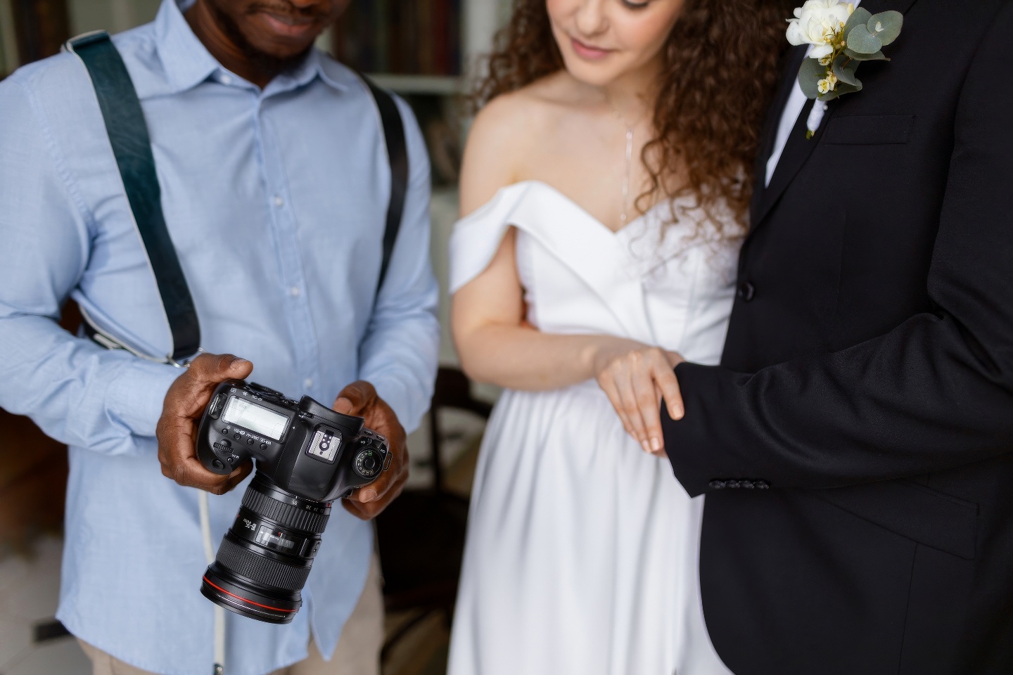 front-view-photographer-discussing-with-couple-topaz-enhance-1440w